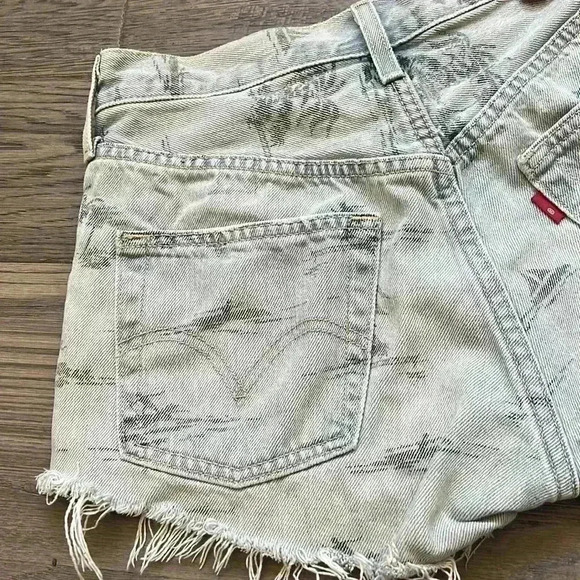 🔥Levi’s🔥 | Vintage jeans shorts with surfers and palm tree designs - Picture 16 of 16